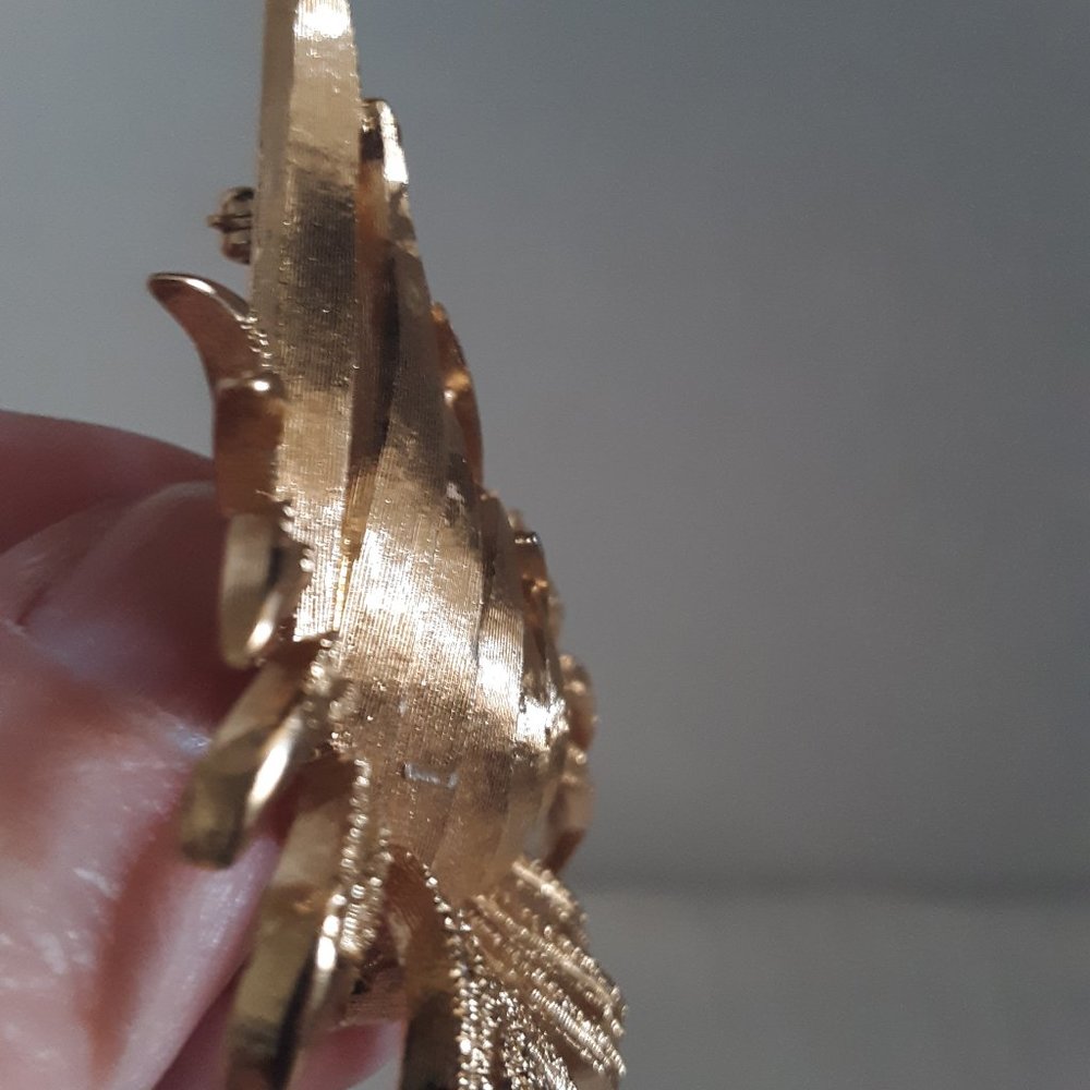 Vintage Monet Large Flower Gold Tone Pin Brooch(read description) - Picture 7 of 8
